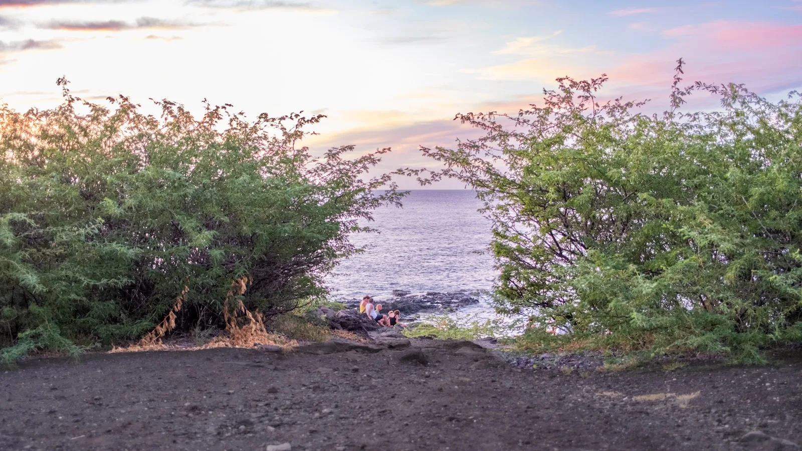 Smartphone affichant le réseau mobile à La Réunion avec paysage de cirque en arrière-plan