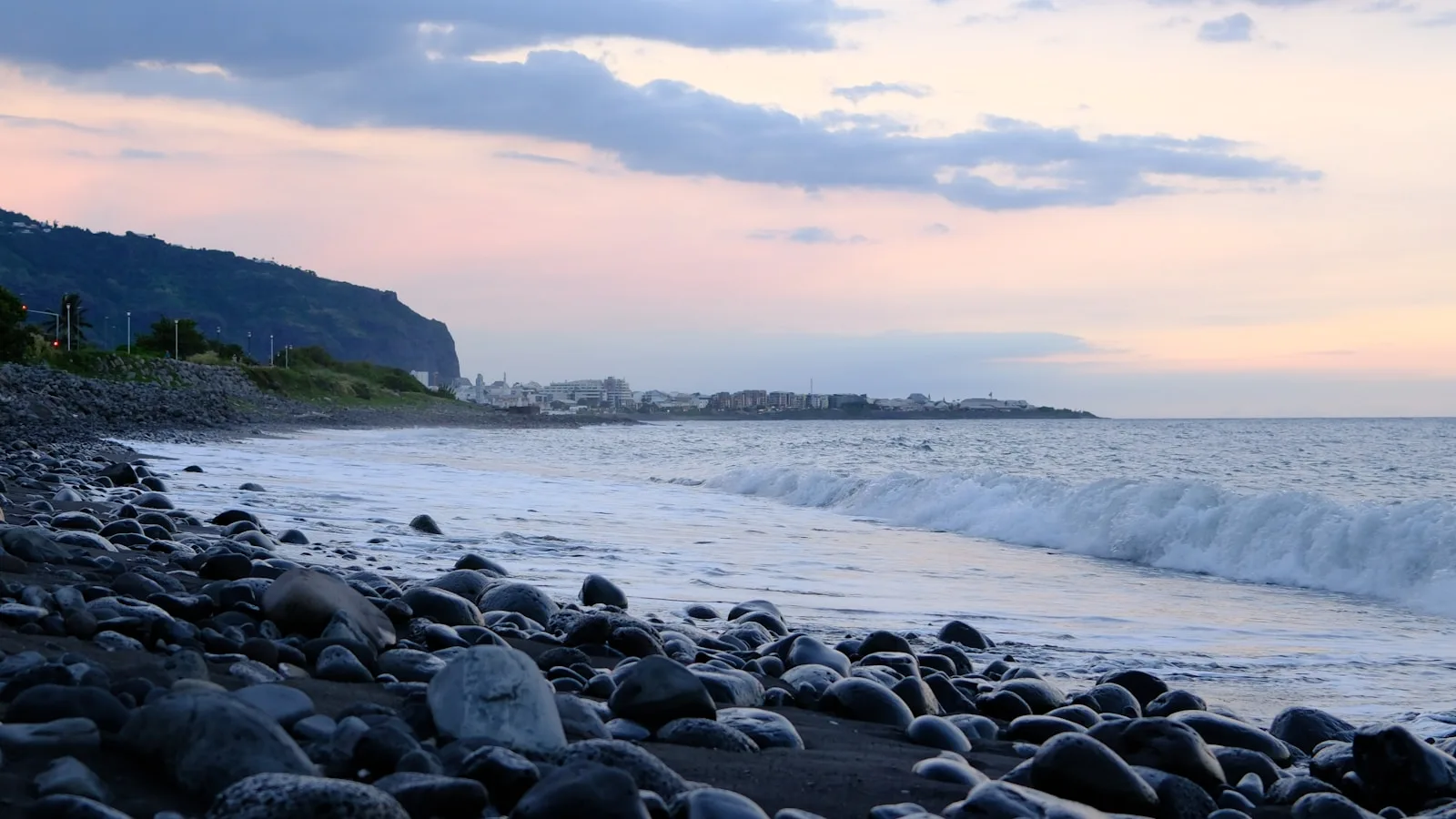 Étang-Salé-les-Bains : la plage de sable noir volcanique