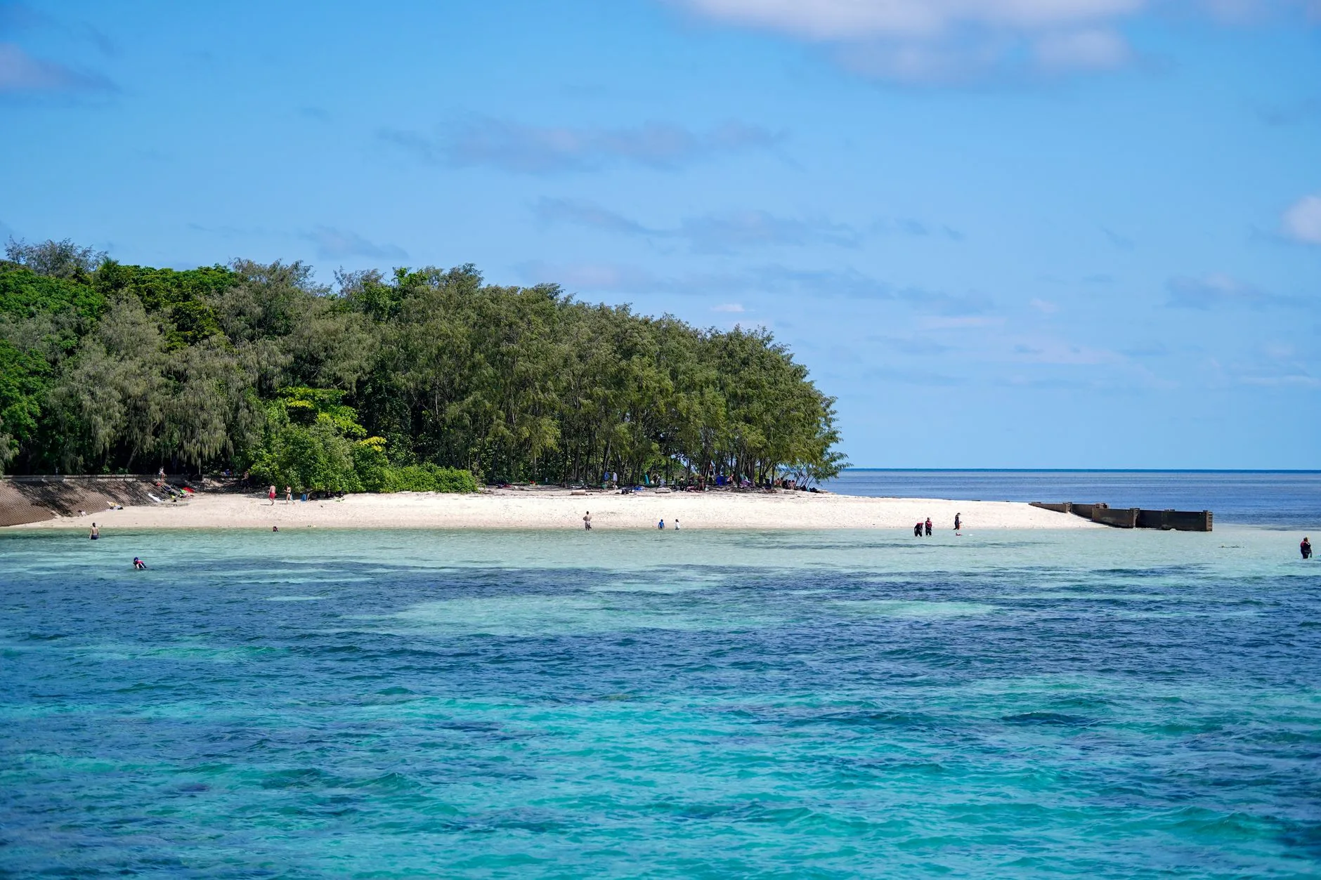 Lagon turquoise et plage de sable blanc de la côte Ouest de La Réunion avec ses eaux cristallines