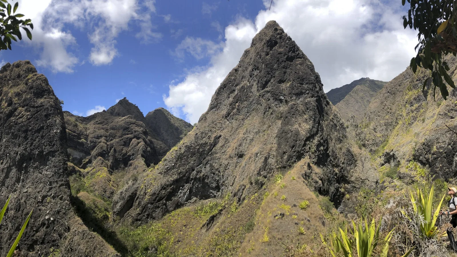 Vue panoramique sur les remparts vertigineux d'un cirque de La Réunion avec nuages et végétation tropicale