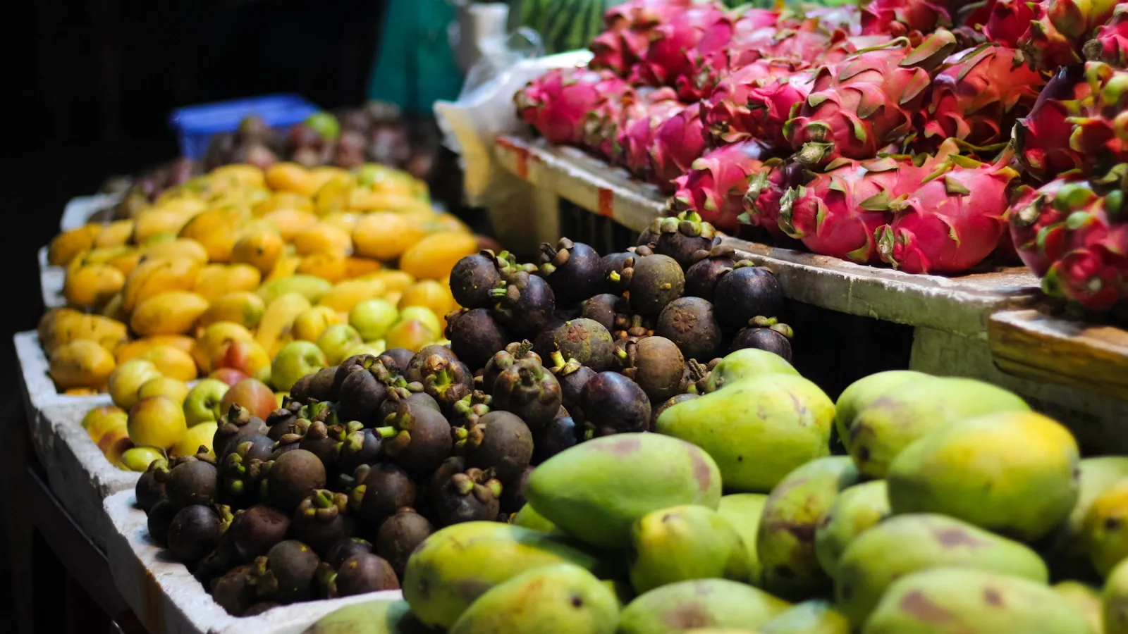 Étals colorés d'un marché créole à La Réunion avec fruits exotiques et épices