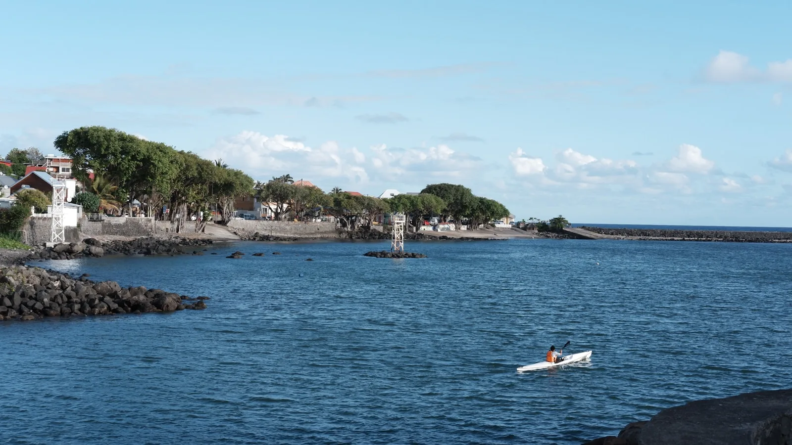 Le front de mer de Saint-Pierre avec ses terrasses et le port de plaisance face à l'océan Indien