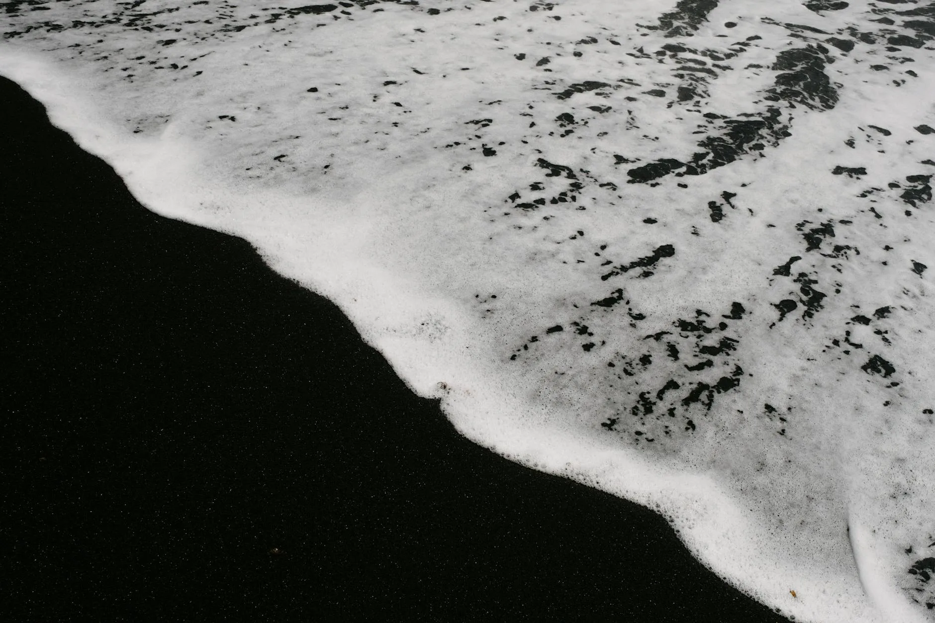 Les plages de sable noir : le visage volcanique de La Réunion